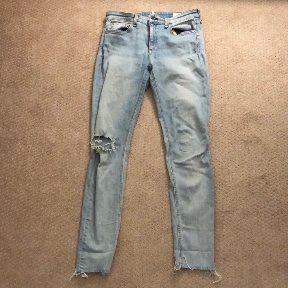 Light washed jeans with ripped knee
